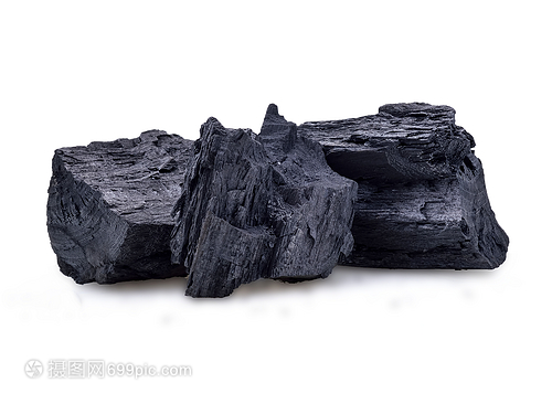 白背景下的薪柴之美 從孤立的木炭到溫暖生活的傳遞